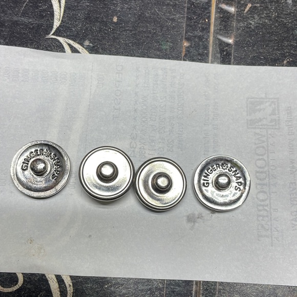 Two bulldog snap buttons and two Mom buttons - Picture 3 of 3